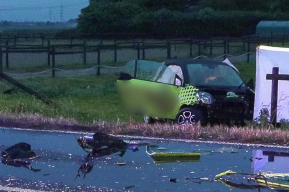 Smart landet im Feld: Fahranfänger stirbt auf Landstraße