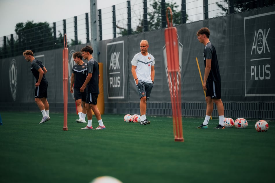 Dynamos U21-Coach Sebastian König (37) beobachtet das Treiben seiner Schützlinge.