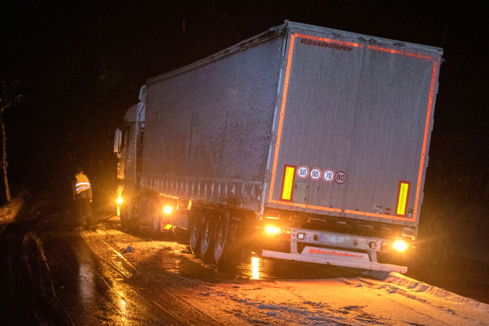 Auf der S260 drohte ein Lkw abzukippen.