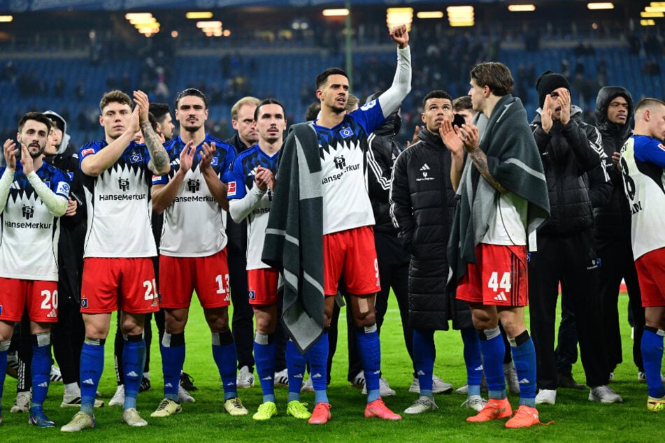 Die HSV-Spieler ließen sich nach dem Abpfiff von den Fans für die starke Leistung feiern. Viel lieber hätten sie aber einen Heimsieg bejubelt.
