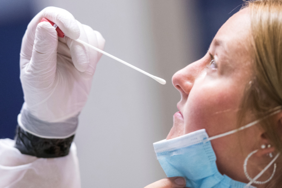 Eine Reisende lässt einen Coronavirus-Test machen. Die Einführung der verpflichtenden Corona-Tests für Rückkehrer aus Risikogebieten gilt.