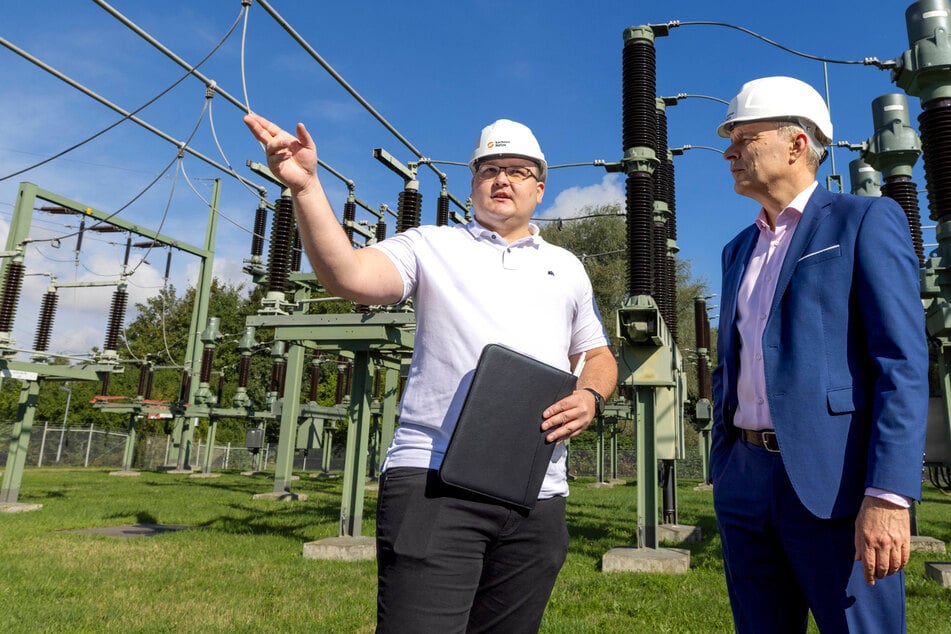 Anlagenbetreiber René Kühnel (32) zeigte Frank Brinkmann die technischen Anlagen im Umspannwerk Rattwitz.