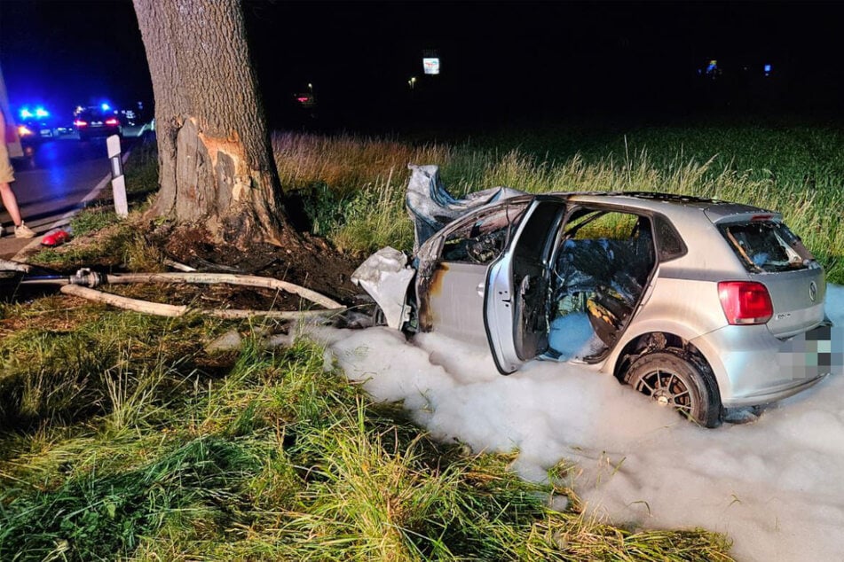 Der VW musste von der Feuerwehr gelöscht werden.