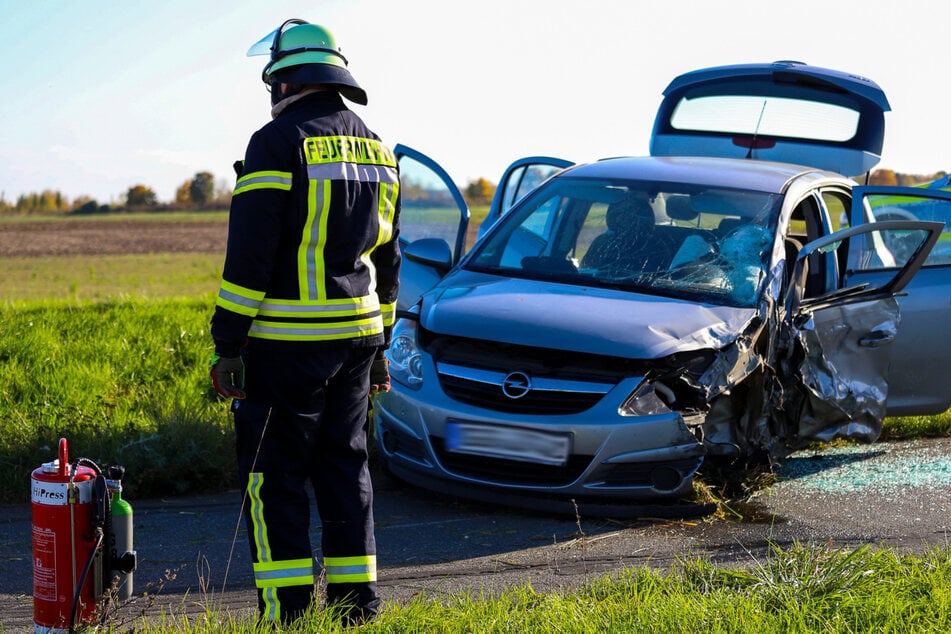 Aus noch ungeklärter Ursache kam es auf der Landstraße zum Zusammenstoß zwischen dem Opel der vierköpfigen Familie und dem Hyundai des 86-Jährigen.