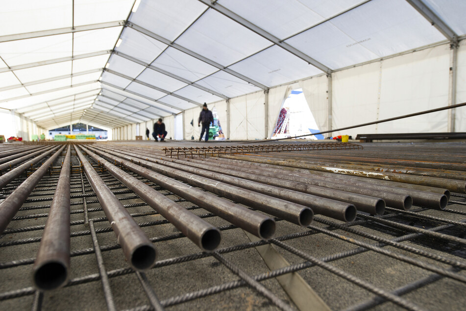 Zurzeit wird die Bahn betoniert und in den Zelten Rohre für das Kühlsystem verlegt.