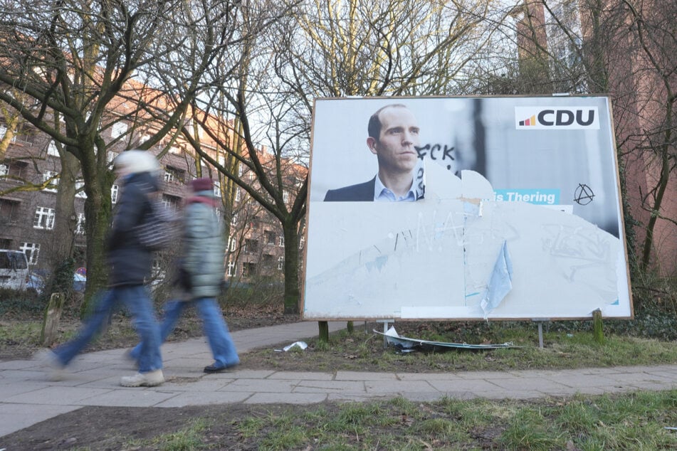 Zuletzt hatte die CDU Hamburg massive Beschmierungen und Zerstörungen von Wahlplakaten beklagt, die nach der Abstimmung im Bundestag über eine Verschärfung der Migrationspolitik sogar zugenommen hätten.