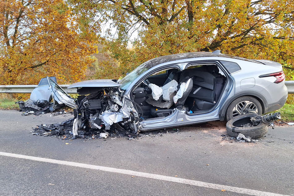 Die Türen des Fahrzeugs mussten entfernt werden, um den Fahrer (33) aus dem Auto zu befreien.