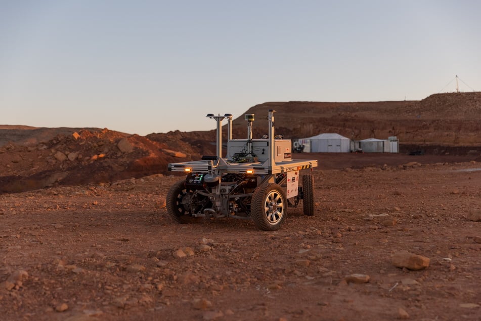 Ein Rover hilft den Analog-Astronauten, bei Außeneinsätzen schwere Technik zu transportieren.