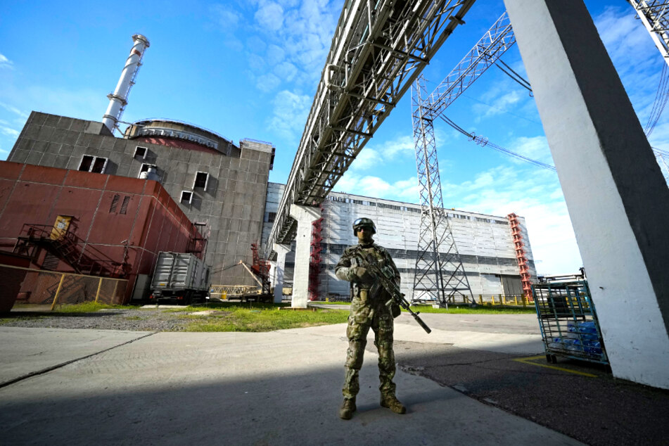 Ein russischer Soldat bewacht einen Bereich des Kernkraftwerks Saporischschja im Südosten der Ukraine.