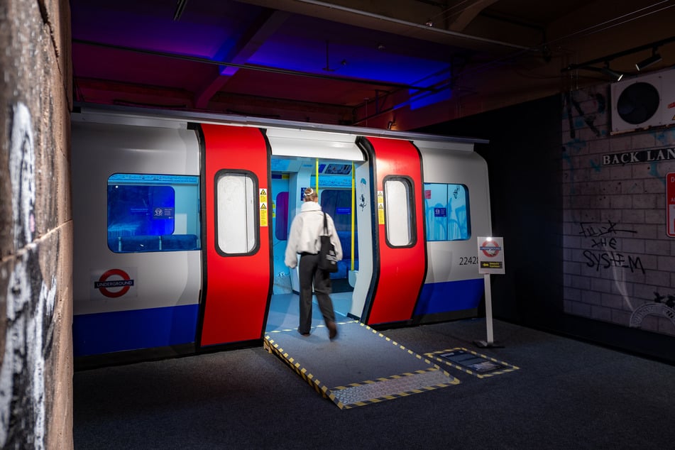 Mitten durch die Vernissage erstreckt sich eine U-Bahn mit nachgestellten Original-Motiven Banksys.