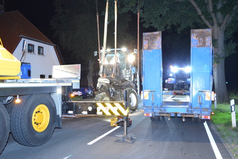 Der demolierte Ackerschlepper auf der Kuhlenstraße.