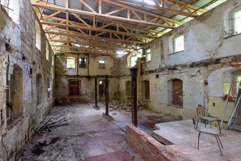 Blick ins Innere der verfallenen Lochmühle.