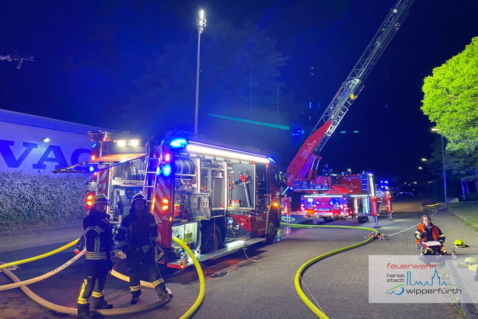Mit einer Drehleiter und mehreren Feuerwehrschläuchen konnte das Feuer letztendlich unter Kontrolle gebracht werden.