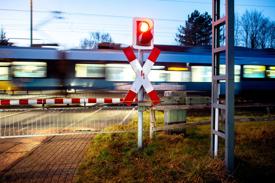 In der Nacht ist ein Auto gegen die sich schließende Bahnschranke gefahren, sodass es zu leichten Einschränkungen kam. (Symbolbild)