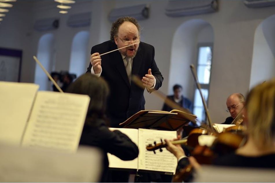 Dirigent Hurshell mit der Jüdischen Kammerphilharmonie Dresden.