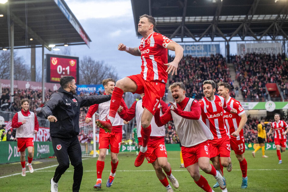 Energie-Knipser Timmy Thiele rettet Cottbus die Tabellenführung.