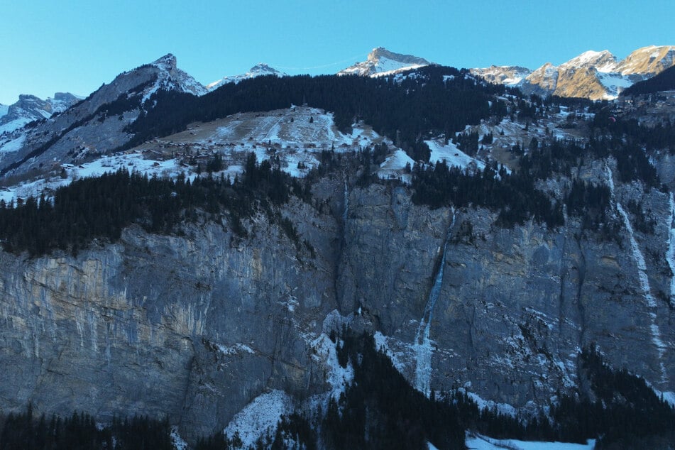 Die steilen Felswände rund um die Nepalbrücke im Schweizer Gimmelwald sind ein Paradies für Basejumper aller Art.