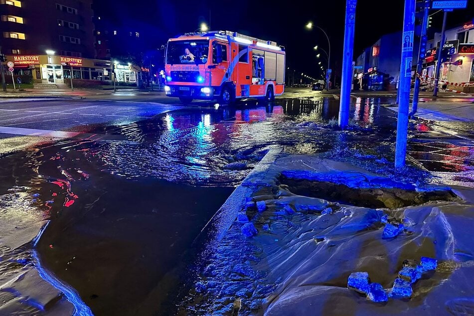 Das Wasser unterspülte eine Kreuzung am Brunsbütteler Damm.