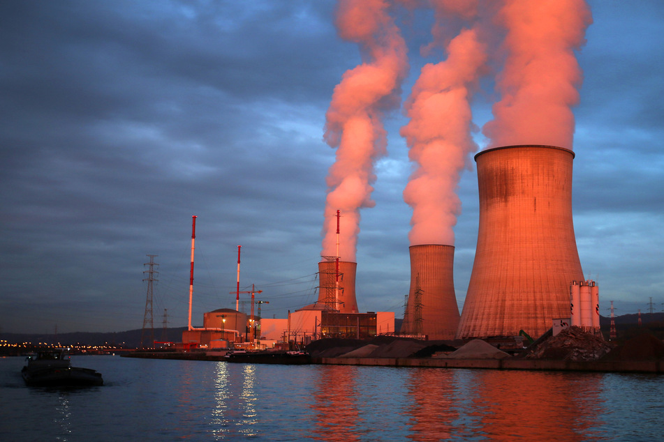 Dampf steigt aus den Kühltürmen des Atomkraftwerks Tihange.