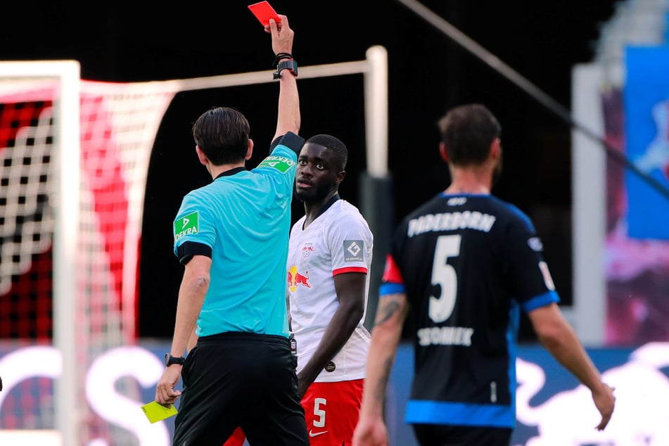 Weil er nach einem Foul an Streli Mamba den Ball weggeschlagen hatte, sah Dayot Upamecano (M.) die Ampelkarte.