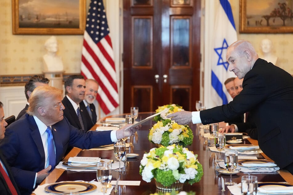 Beim gemeinsamen Abendessen im Weißen Haus verkündete Israels Ministerpräsident Benjamin Netanjahu (75, r.), dass er US-Präsident Donald Trump (79, l.) für den Friedensnobelpreis nominiert hat.