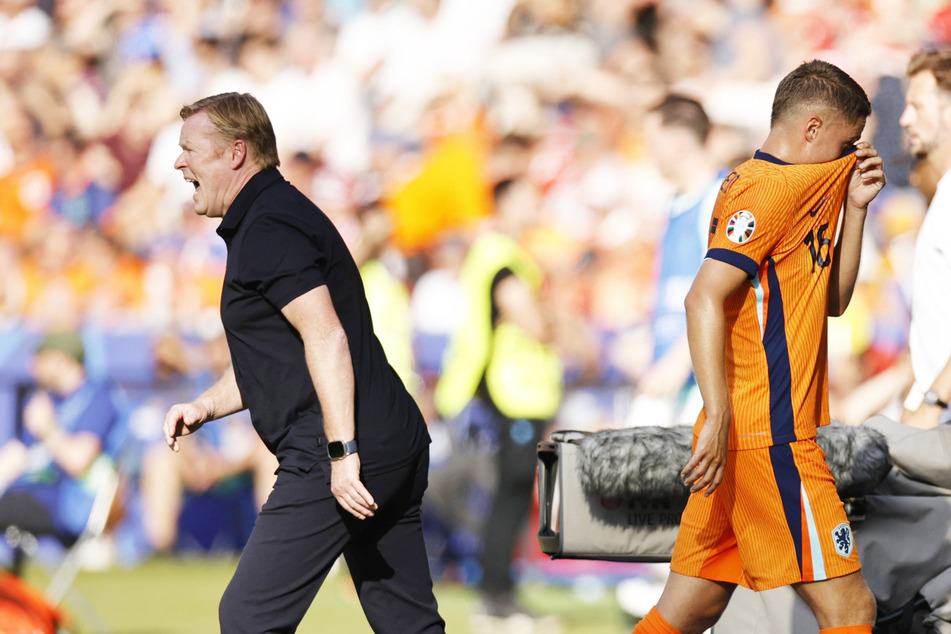 "Oranje"-Coach Ronald Koeman (61, l.) musste Joey Veerman (25, r.) nach 35 Minuten vom Feld nehmen.