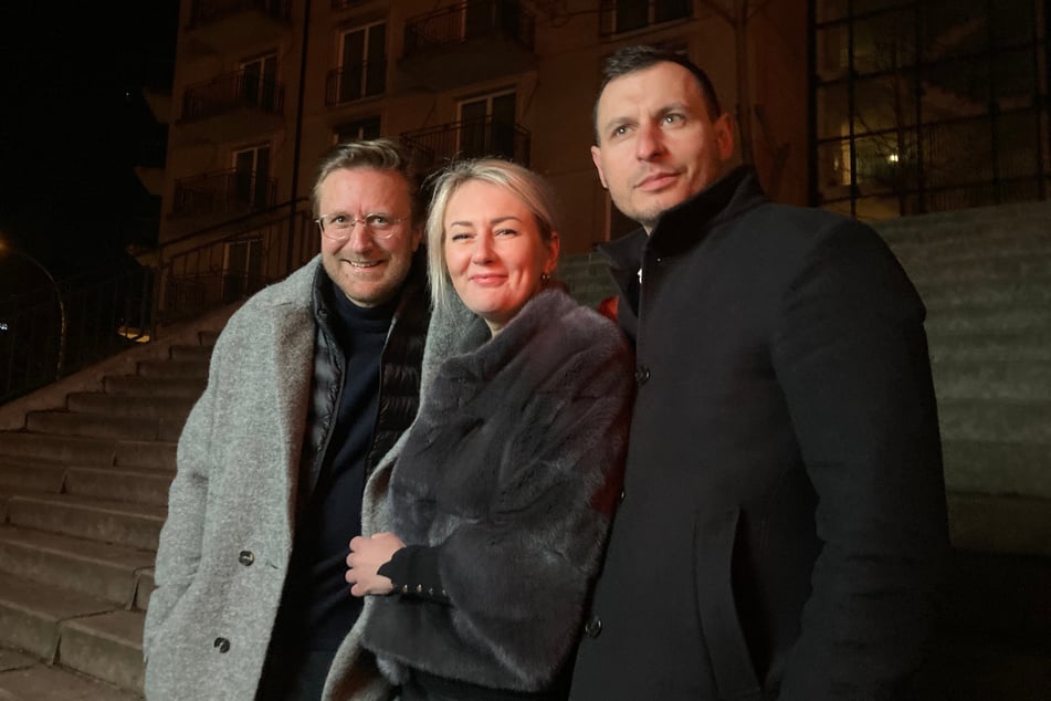 Filmemacher Carl Gierstorfer (48, l.) zusammen mit der ukrainischen Ärztin Wira Primakova und dem ukrainischen Arzt Serhii Shcherbyna.
