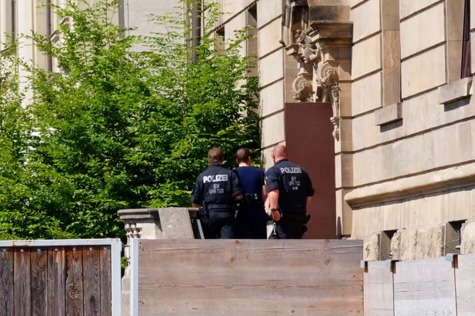 Polizisten bringen den 22-Jährigen in das Gerichtsgebäude in Schweinfurt. Zunächst war bei ihm Schuldunfähigkeit angenommen worden.