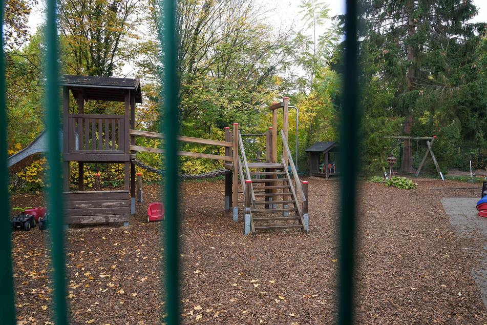 Blick auf einen geschlossenen Kita-Spielplatz. Von den landesweit rund 10.600 Kitas in NRW waren im Laufe des Septembers wegen Corona-Fällen viele geschlossen. (Symbolbild)