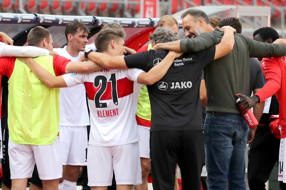 Die Mannschaft des VfB Stuttgart steht nach dem Abpfiff gegen den 1. FC Nürnberg jubelnd auf dem Platz.