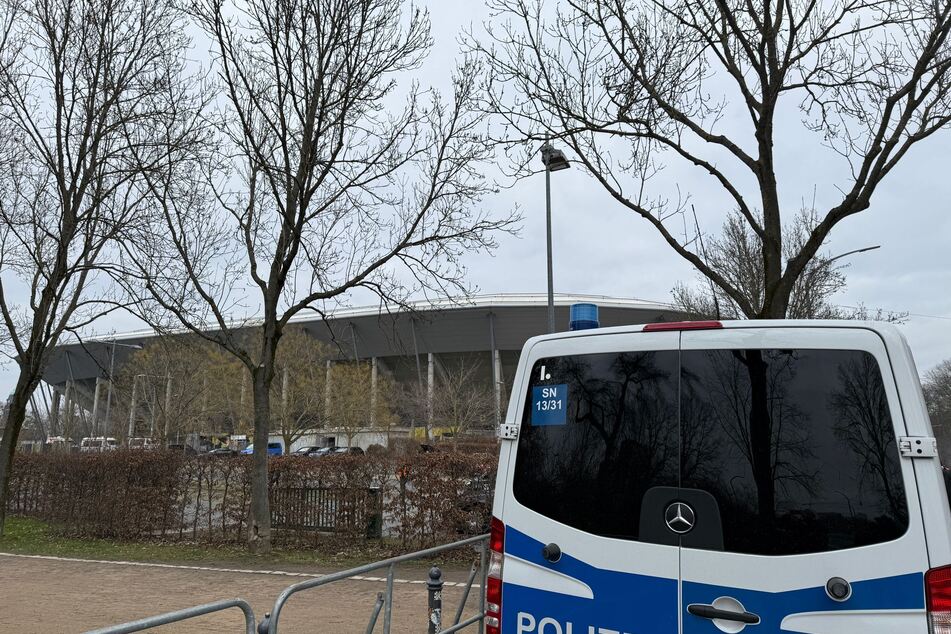 Ein Einsatzwagen der Polizei steht vor dem Rudolf-Harbig-Stadion in Dresden.