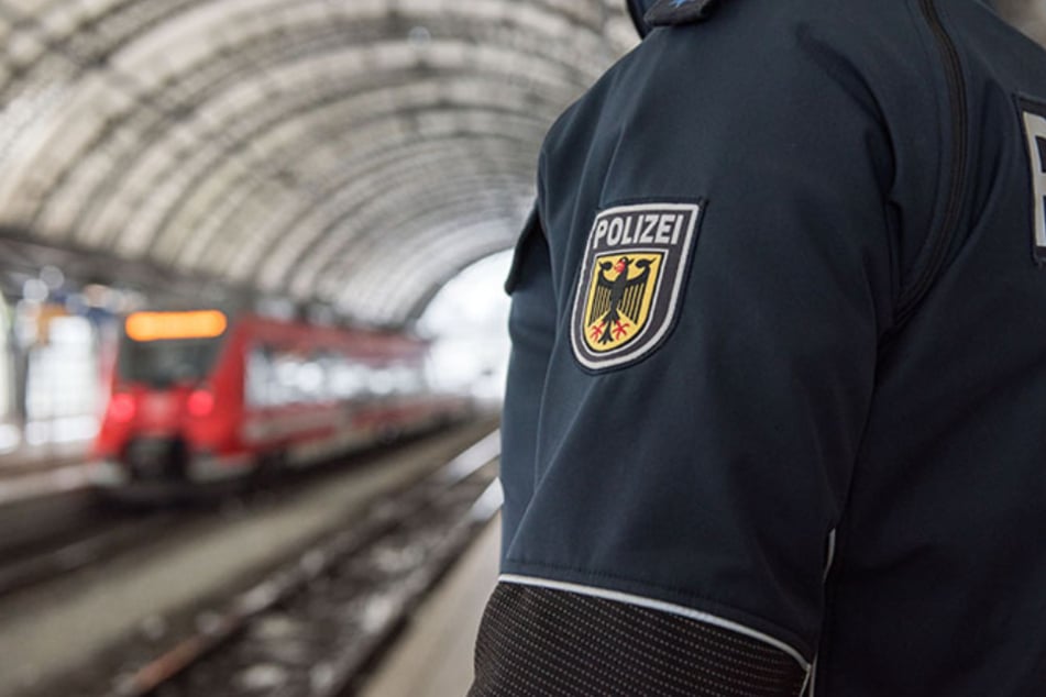 Bundespolizisten hatten es in einem Zug in der Oberpfalz mit einem aggressiven Fahrgast zu tun. (Symbolbild)