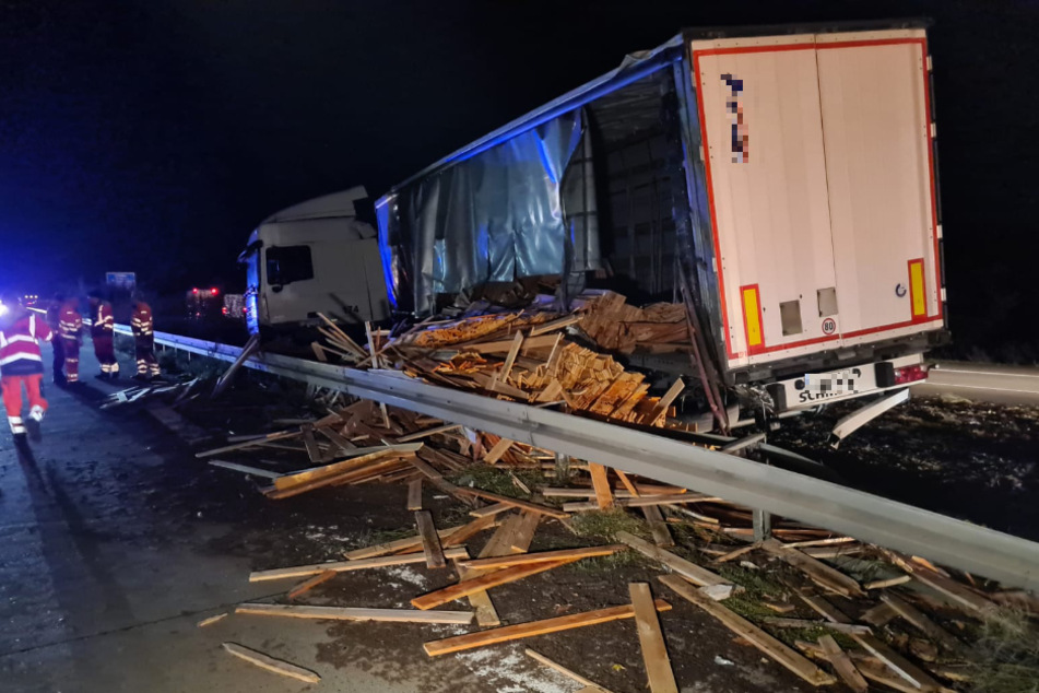 Spektakulärer Unfall bei Magdeburg: Autobahn noch Stunden voll gesperrt!