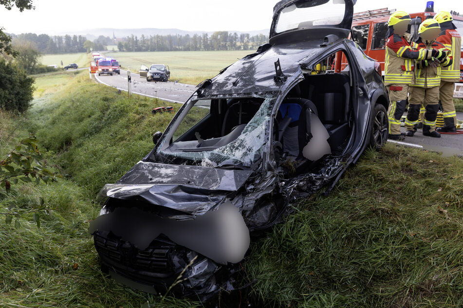 Der Dacia wurde stark beschädigt, die Fahrerin (38) laut Polizeiangaben leicht verletzt.