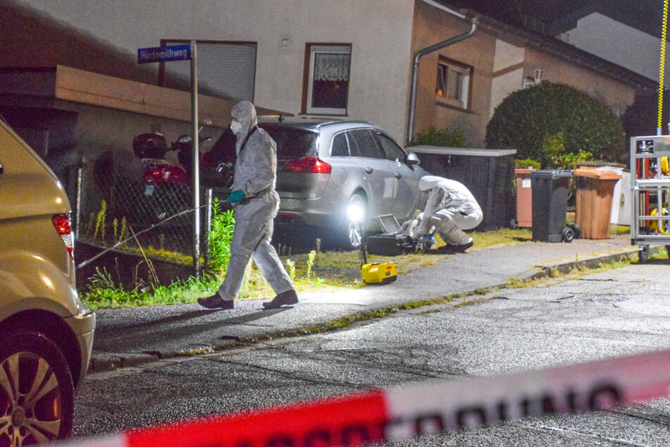 Spezialisten der Spurensicherung untersuchen den Tatort nach dem Angriff am frühen Mittwochmorgen.