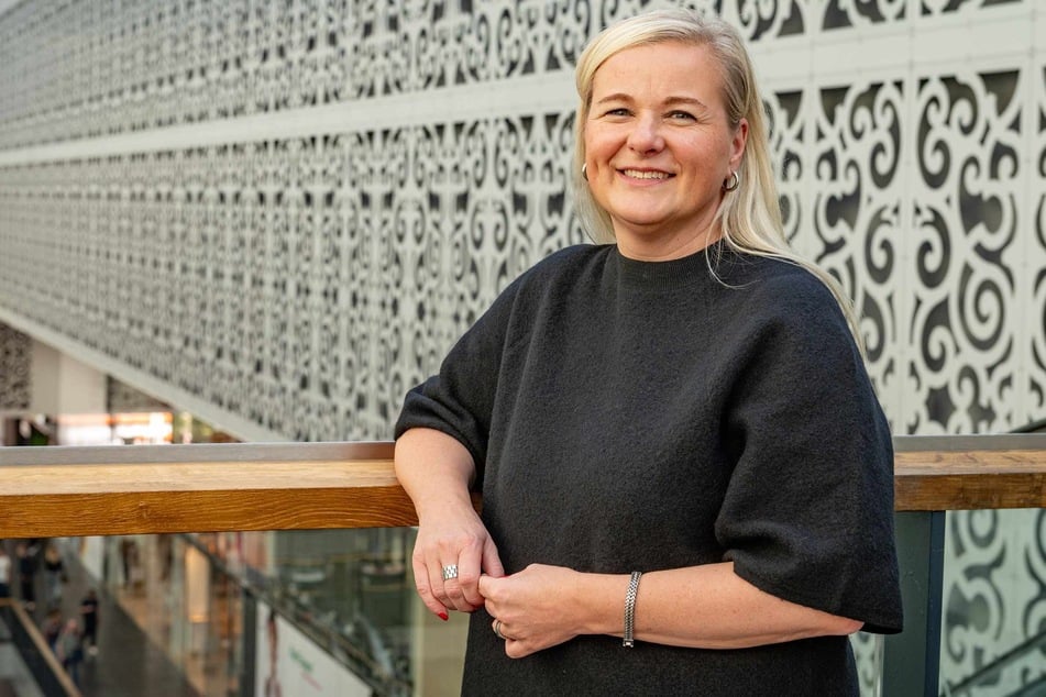 Katrin Leers-Kulka (50) in der Dresdner Centrum Galerie. Sie führt das Büro weiter, das ihr Vater Peter Kulka gegründet hat.