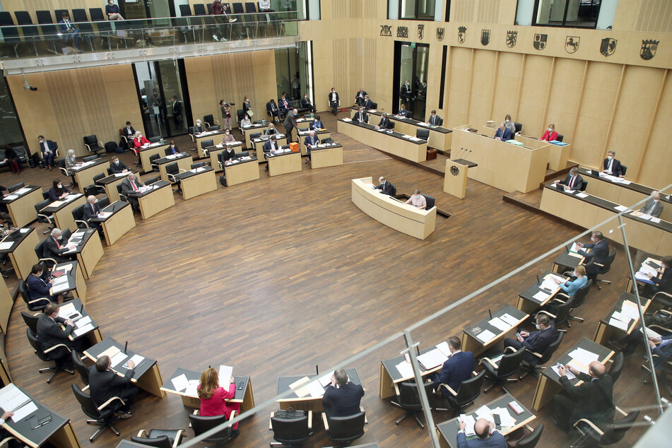Abgeordnete nehmen im Bundesrat an einer Sitzung teil (Symbolbild).