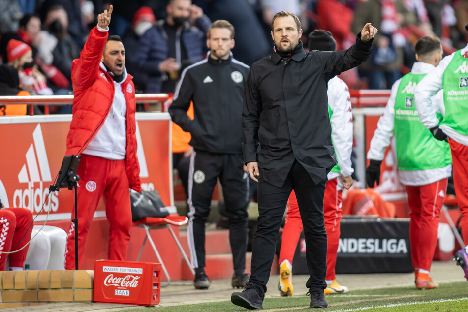 Auch der Trainer des 1. FSV Mainz 05, Bo Svensson (42, in schwarz), wurde positiv auf das Coronavirus getestet. Das Auswärtsspiel am Samstag beim FC Augsburg steht auf der Kippe.