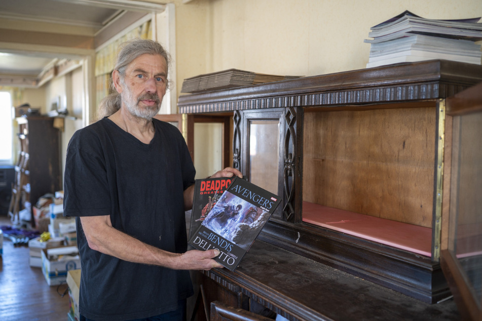 Einbrecher räumen Schrank mit Comic-Sammlung aus: Ralf Stateczny (63) zeigt den traurigen Rest.
