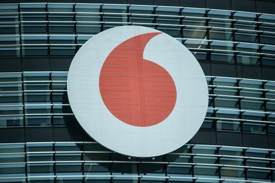 Das Vodafone-Logo ist an der Fassade der Firmenzentrale zu sehen.