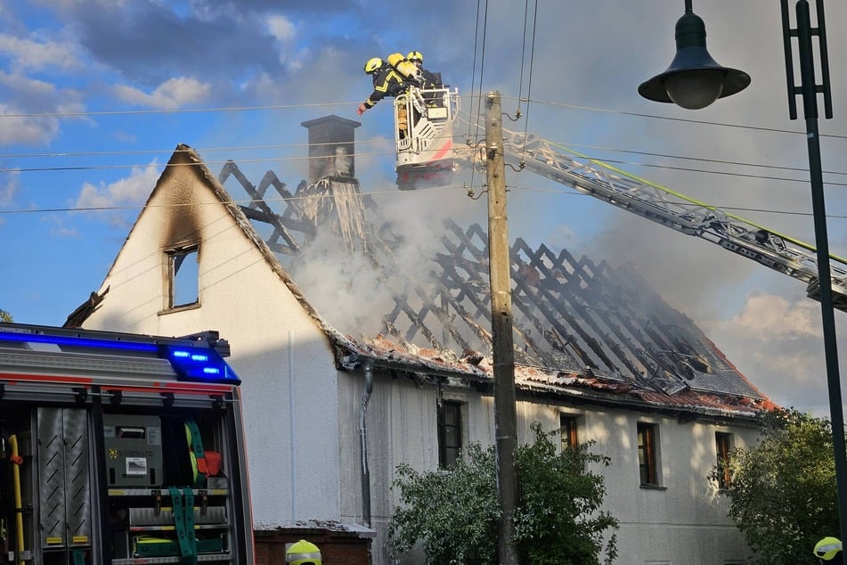 Kameraden der Feuerwehr bei ihren Löscharbeiten. In Leipzig ist es Sonntagabend zum Brand eines Einfamilienhauses gekommen.