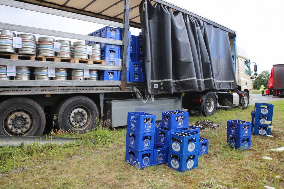 Auf der A23 krachte ein mit Bier beladener Lkw gegen eine Leitplanke.