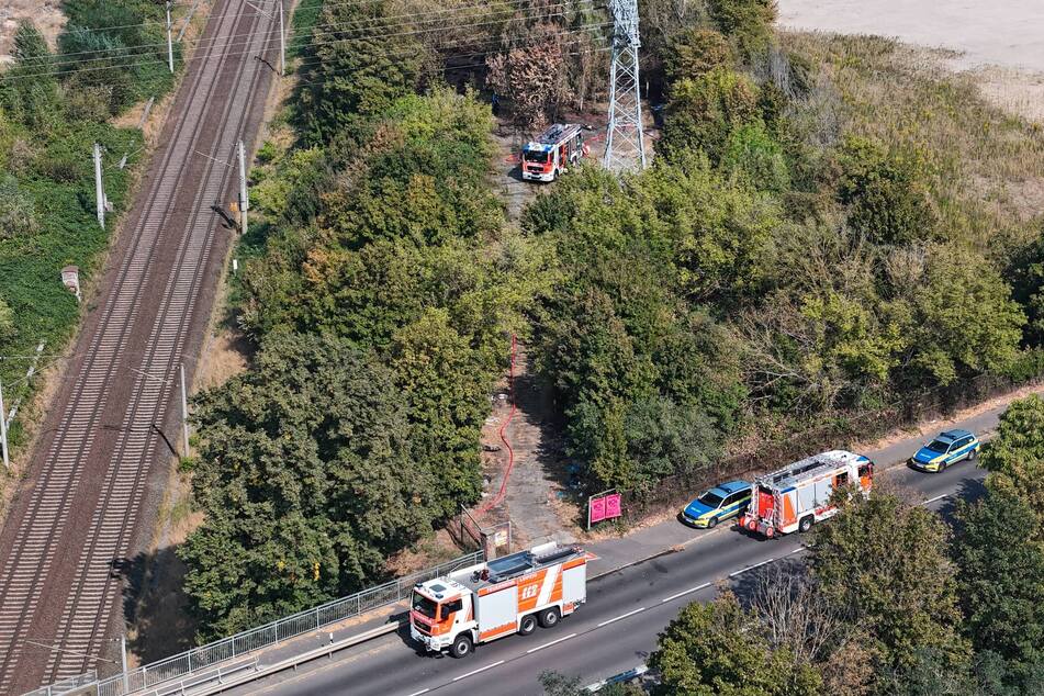 Und auch in einem Waldstück nahe der B182 brannte es.