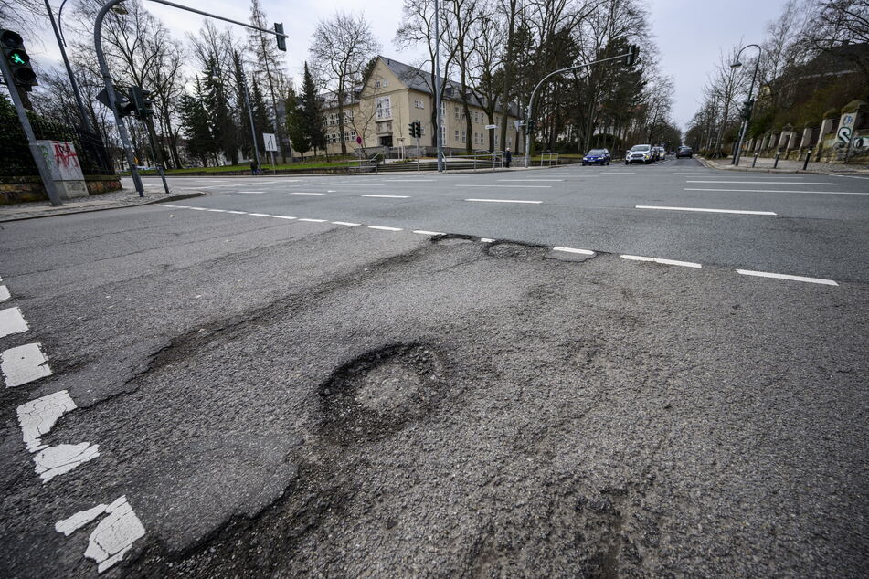 An der Kreuzung Weststraße/Reichsstraße löst sich der Asphalt auf.