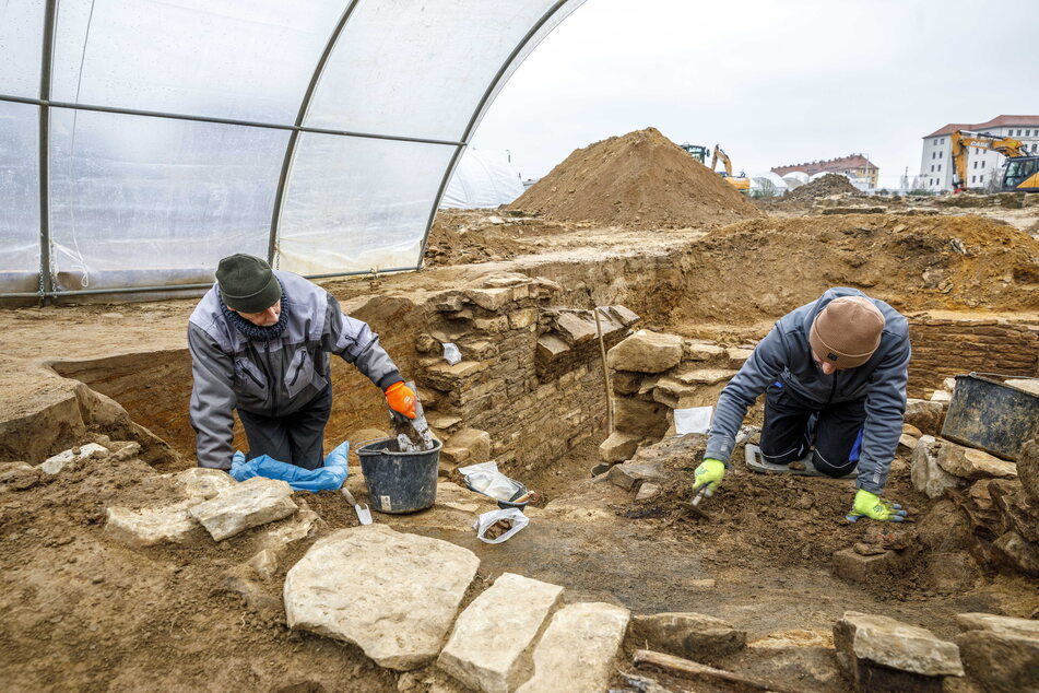 Mühsame Millimeterarbeit: Bei hoher "Befunddichte" müssen die Archäologen selbst Hand anlegen.