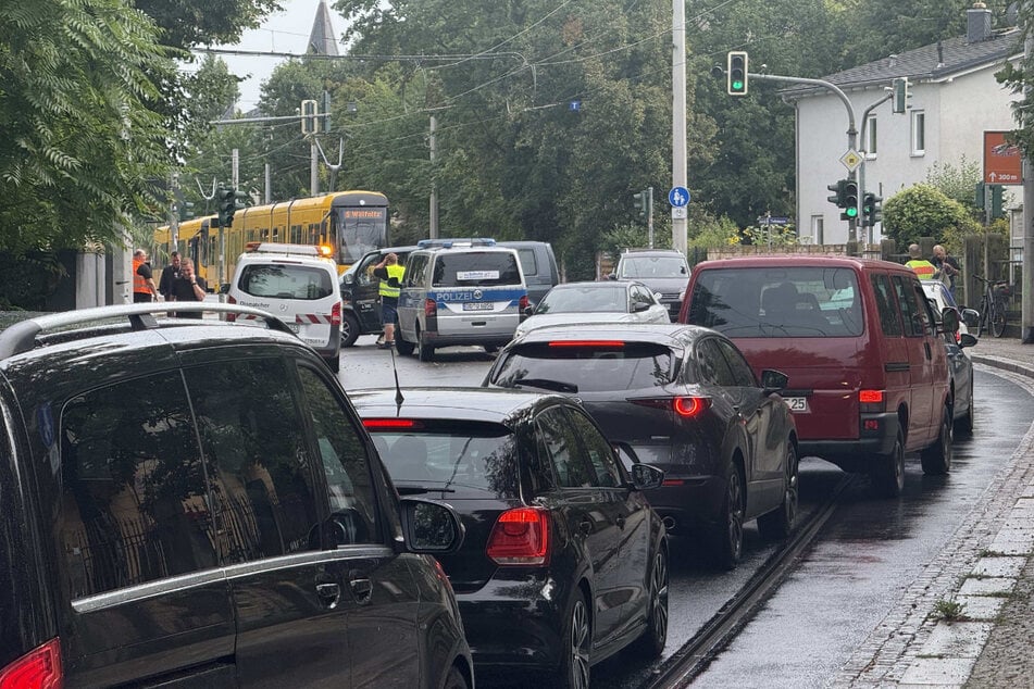 Zahlreiche Verkehrsteilnehmer müssen auf ihre Weiterfahrt warten.