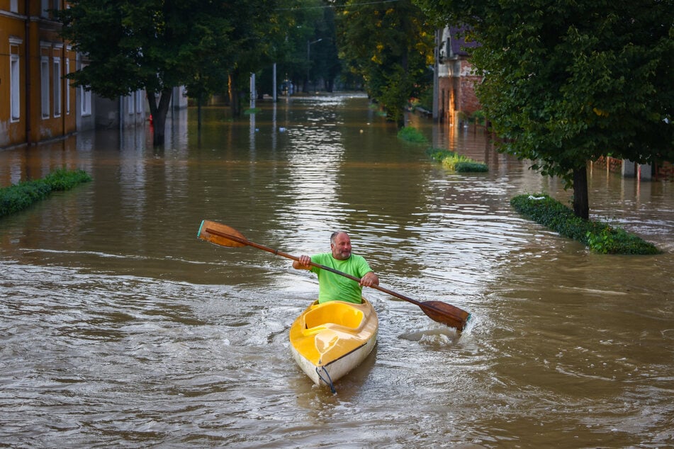 Ein Einwohner schwimmt in einem Kanu, nachdem der Fluss Nysa Klodzka die Stadt Lewin Brzeski im Südwesten Polens überflutet hat.