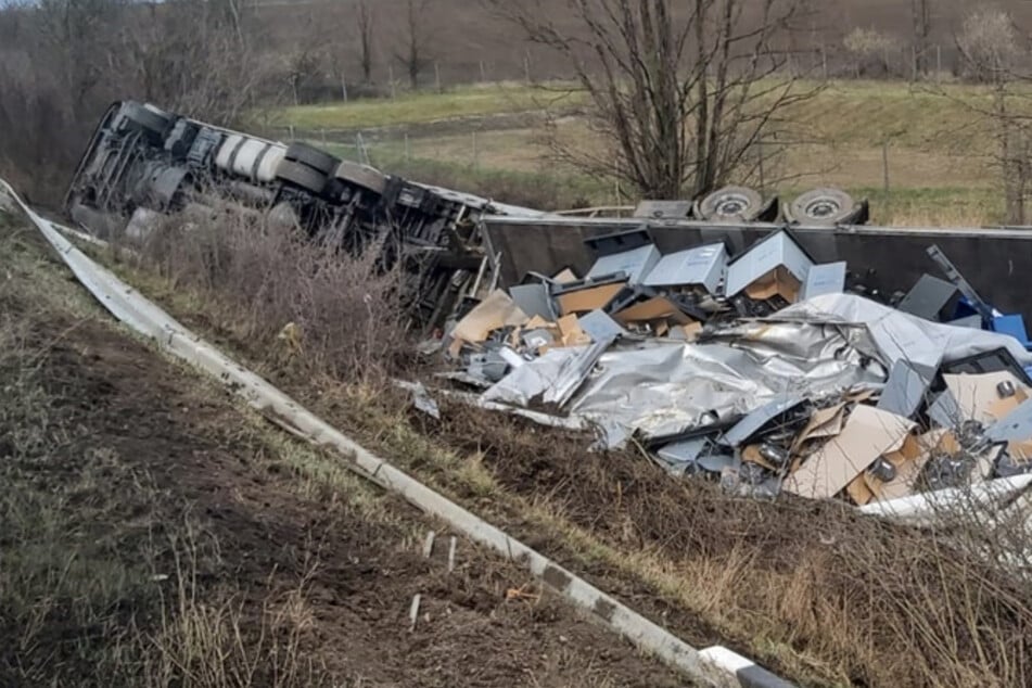 Unfall A14: Schock auf der A14: Windböe schubst Lkw mitsamt Ladung in den Graben