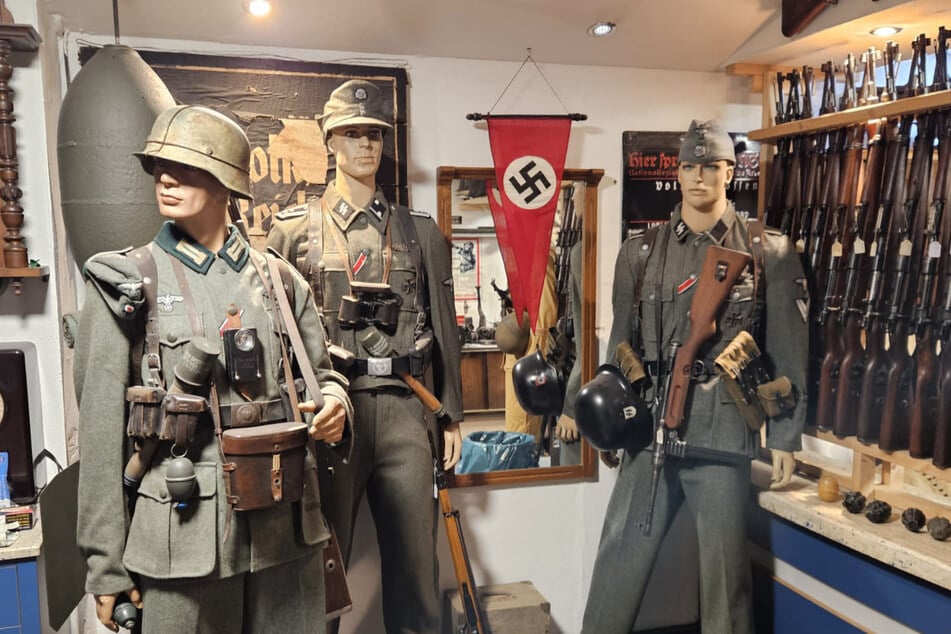 Neben zahlreichen Waffen fanden sich in dem versteckten Raum auch Relikte aus der NS-Zeit.