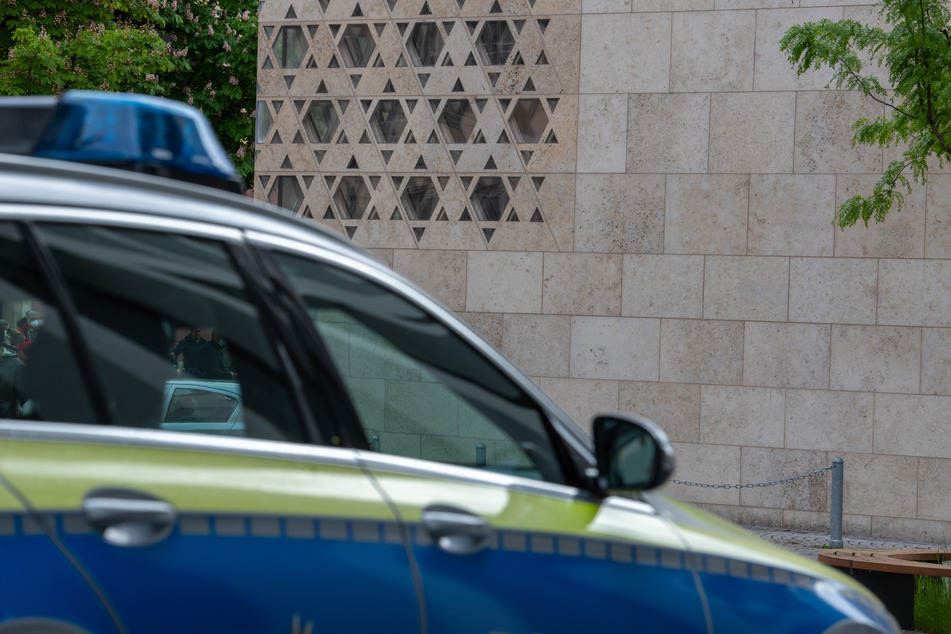 Ein unbekannter Mann zündete am Samstagmorgen einen Banner an einem Synagogen-Neubau an. (Symbolbild)